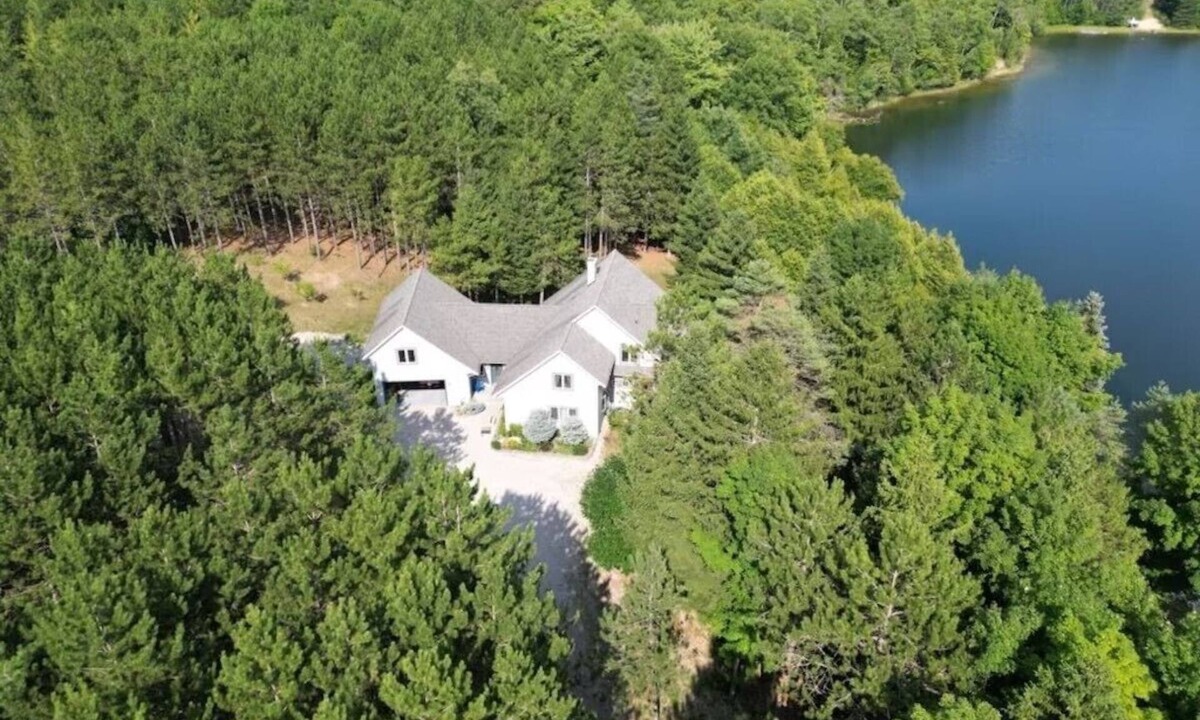 Maple City House | Bright Lake Bluegill Lodge on 52 Acres | Secluded | Sleeps 14 | Walking Trails