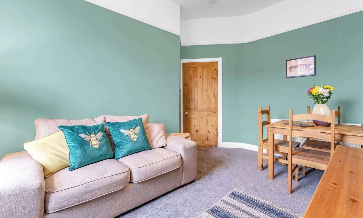 Newhaven Apartment | Bright Quiet Edinburgh Home Free Parking