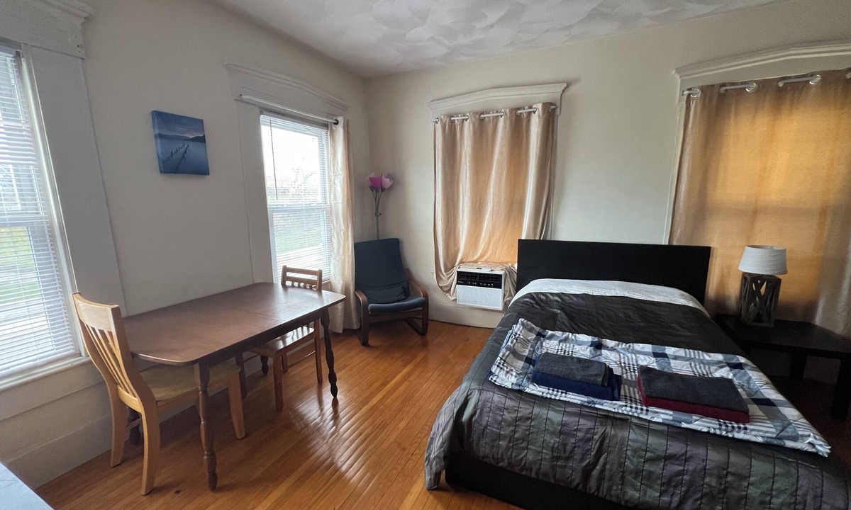 Malden Apartment | Bright Studio Near Boston — Transit Access — Washer/Dryer