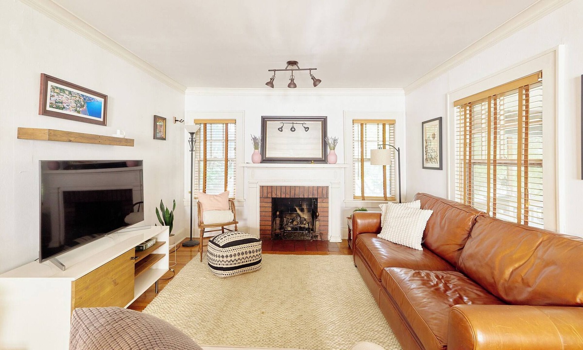 South Kansas City House | Brookside Bungalow with Premium Walkability