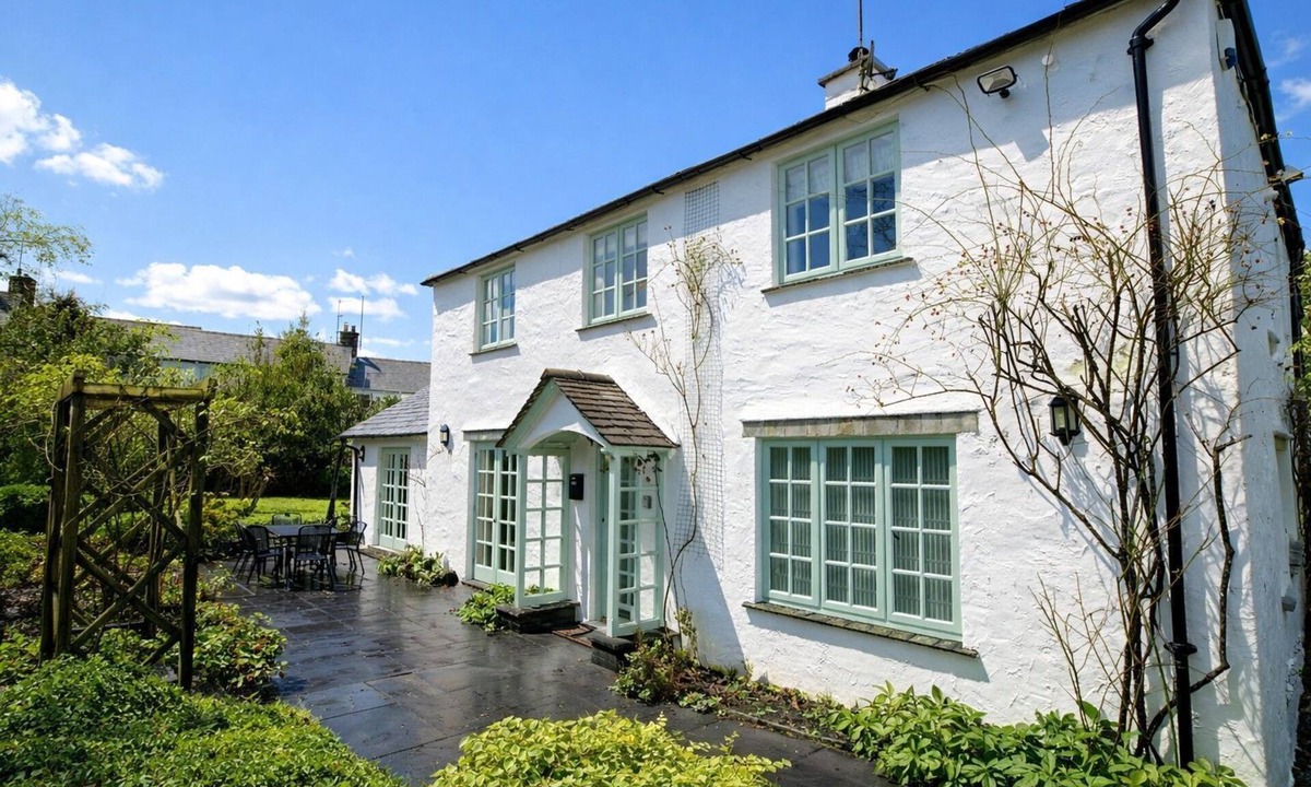 Hawkshead Cottage | Brookside, Hawkshead with garden and private parking