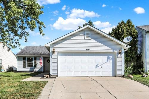 Brownsburg House | Brownsburg B&B - 3 King Bed 2Full Bath Home!