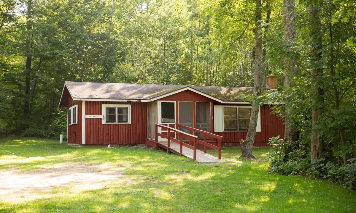 Harrison Cabin | Buck-up cabin with lake access