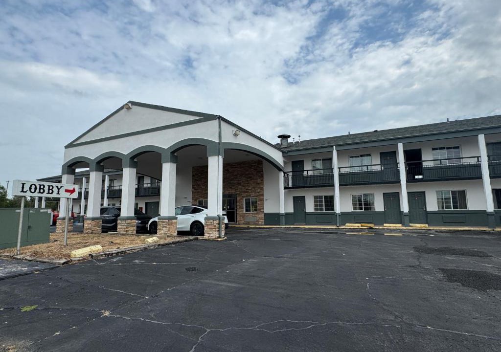 Salina Hotel | Budget Host Inn