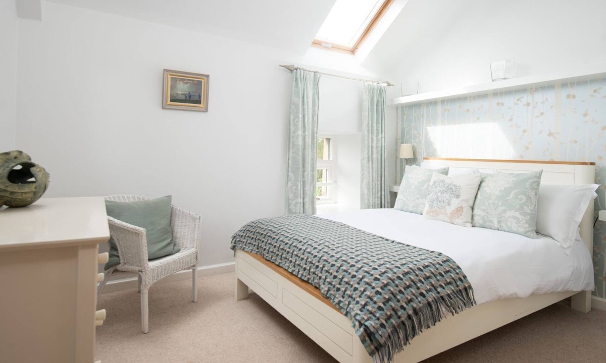 Waren Mill Apartment | BUDLE BAY LOFT - sleeps 6, third floor penthouse with fantastic estuary views