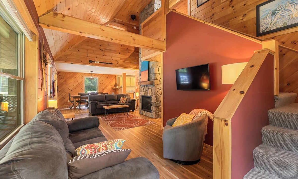 Bethel Ski Chalet | C-Howder Chalet Dog Heaven! Huge Fenced Yard