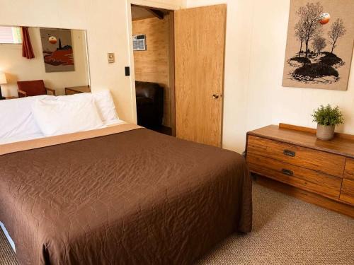Grayling House | Cabin 19-Woodland Motor Lodge