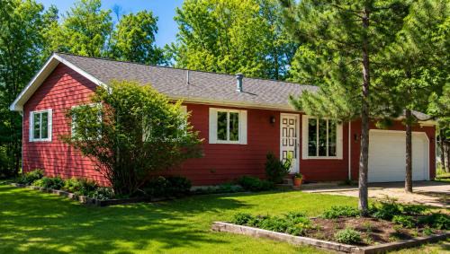 Grayling House | Cabin 32-1 Queen 1 Full Standard-Woodland Motor Lodge