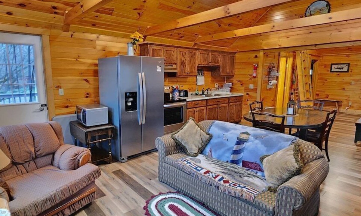 Wellsboro House | Cabin Near PA Canyon Family-Friendly sleep 12
