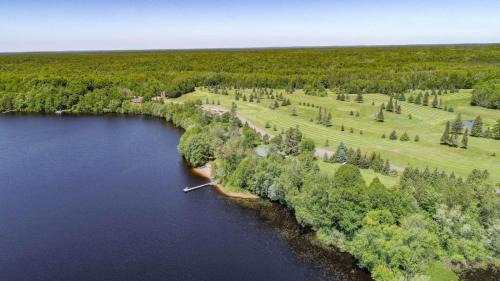 Winter House | Cabin with Golf Course Across the street
