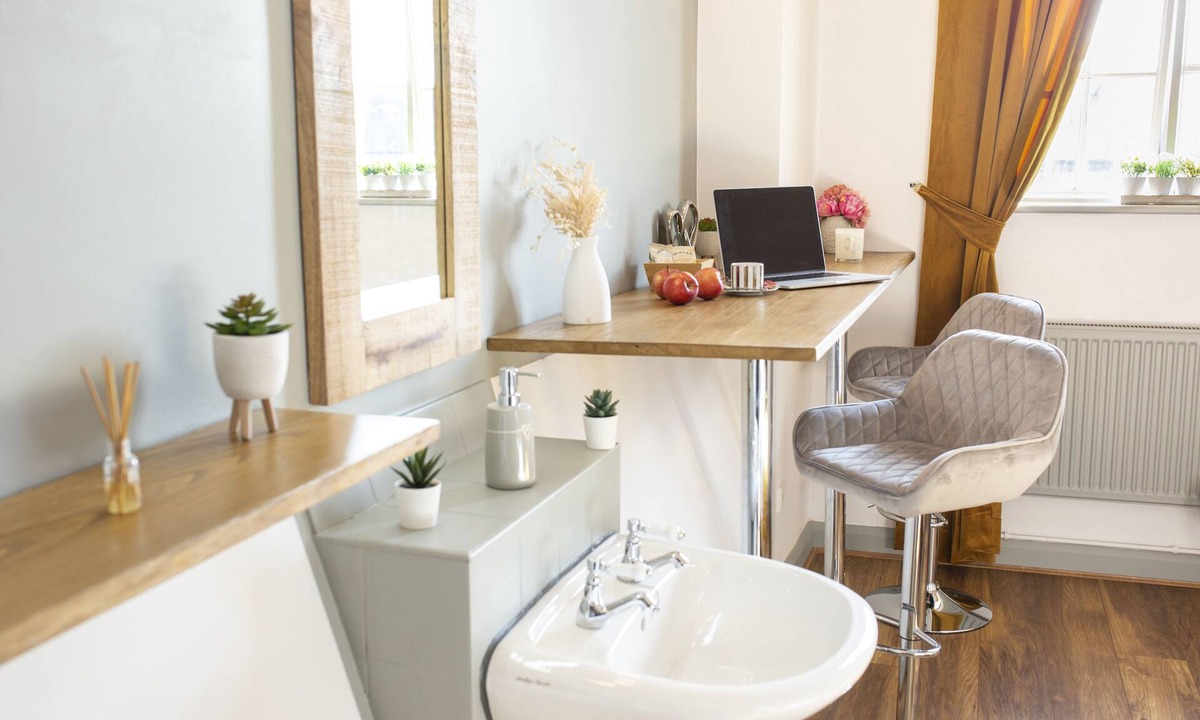 Wolverhampton House | Cades Accommodation