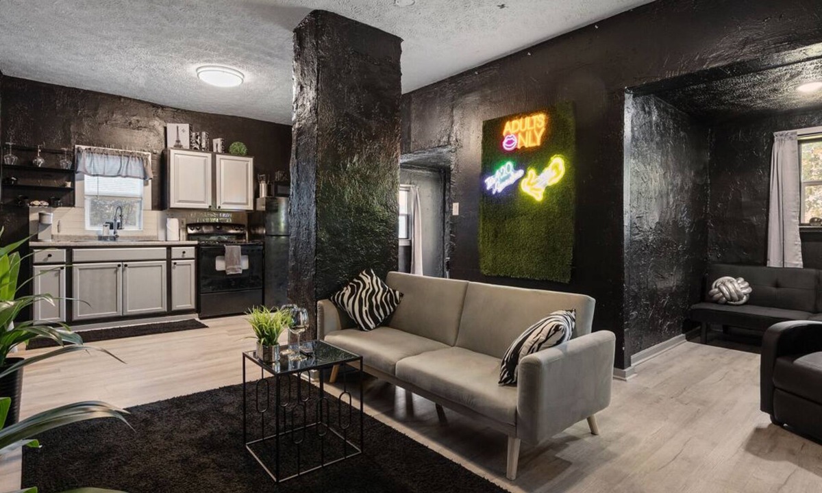 Homestead Apartment | California king wet room suite