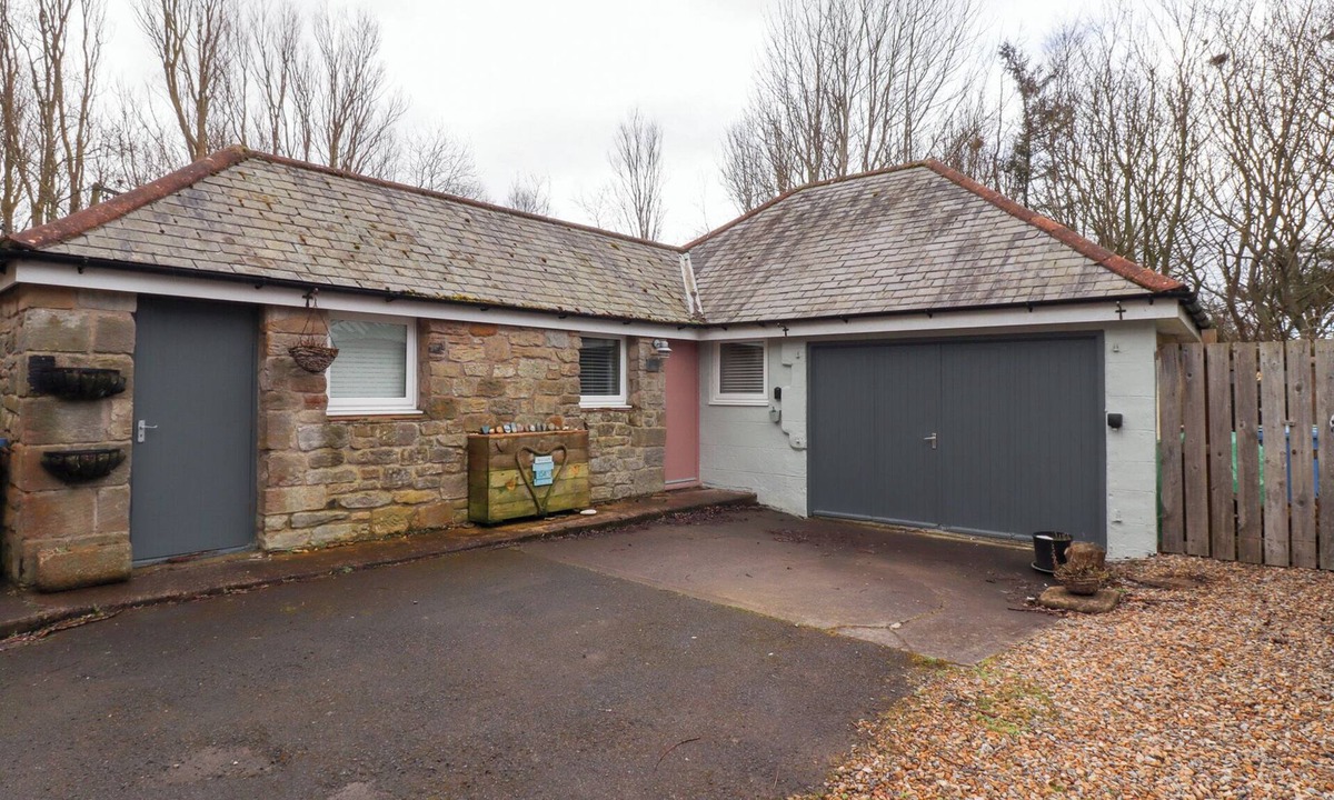 Woodhorn Cottage | CANNY COTTAGE, pet friendly, country holiday cottage in Amble