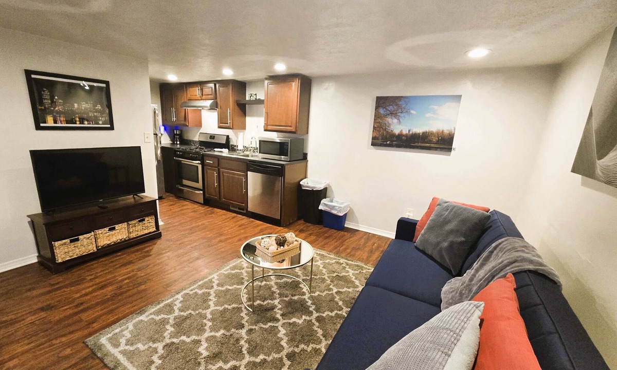 South Side Flats Apartment | Carey Way Quarters - Explorer's Dream Pad