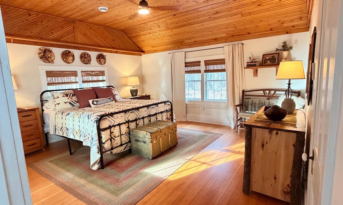 Portage House | Carpenter’s Cottage-Cozy Historic Retreat on 72 Acres+ Water