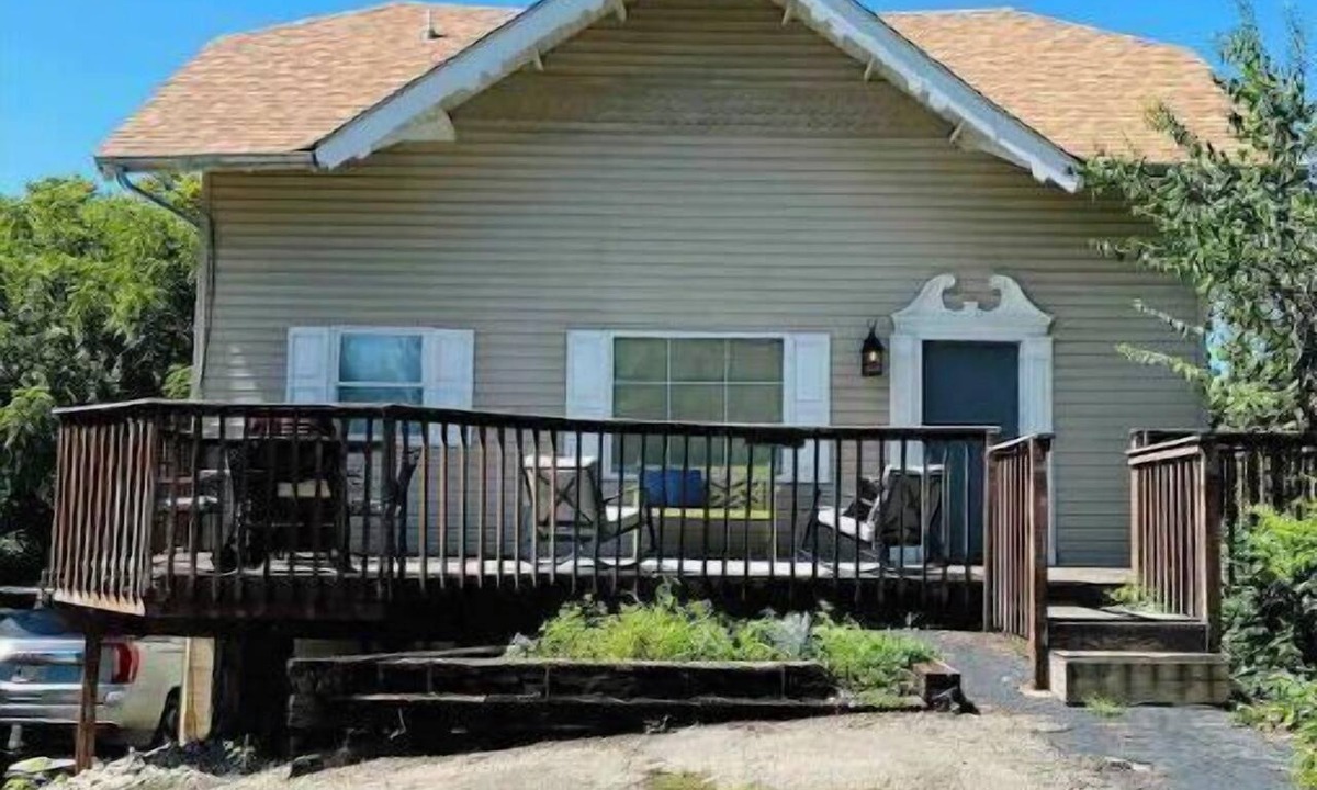 Hamilton House | Carriage House on New London