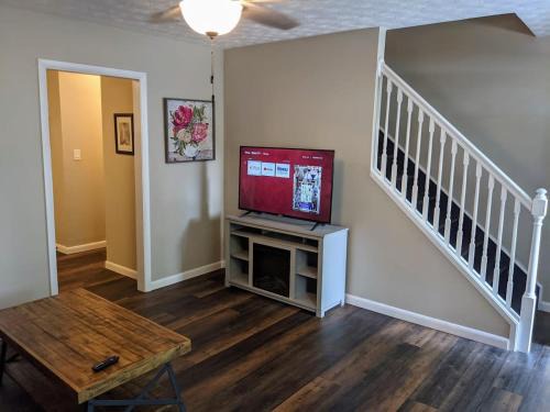 Norwood Apartment | Carter #5 Two bedroom unit near Xavier Downtown