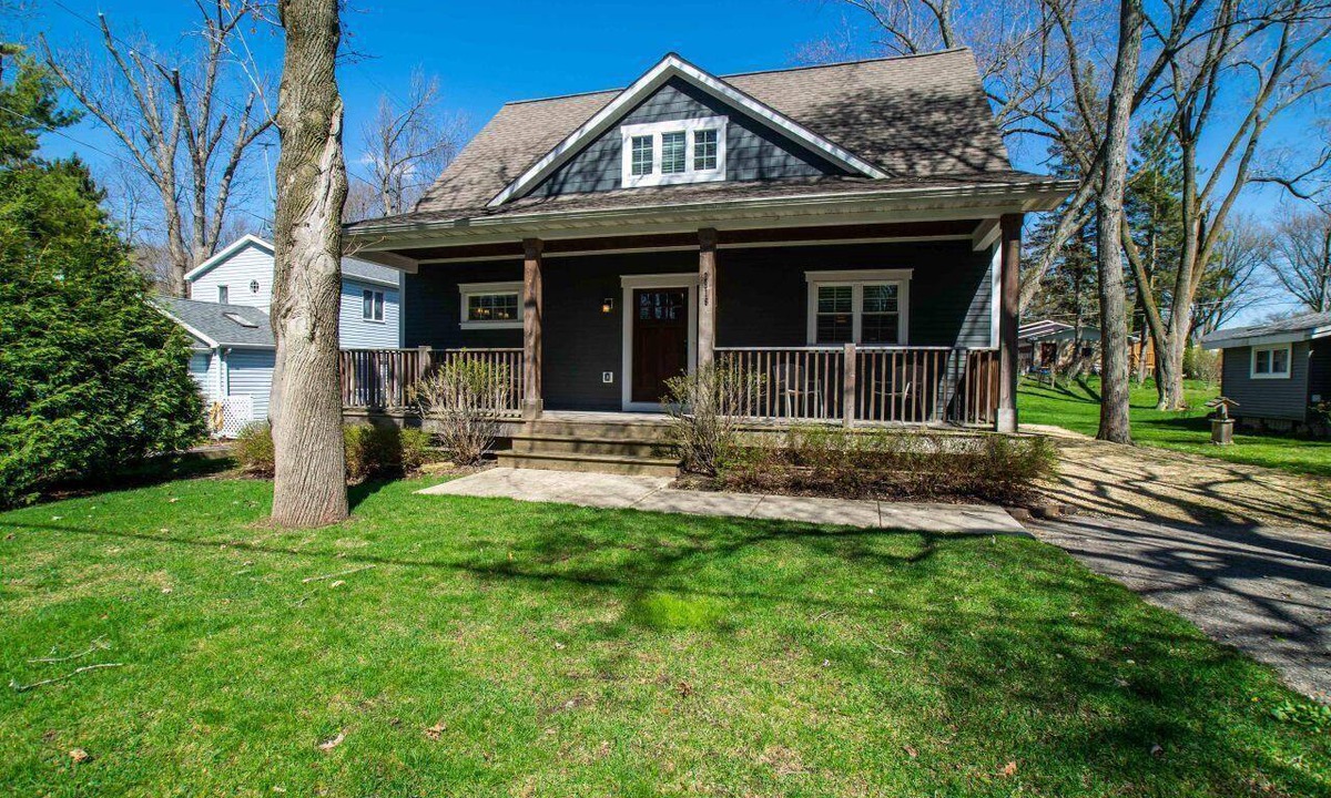 Delavan Lake House | Casa Sul Lago Spacious 5-bedroom house in charming Delavan w/AC Firepit Deck