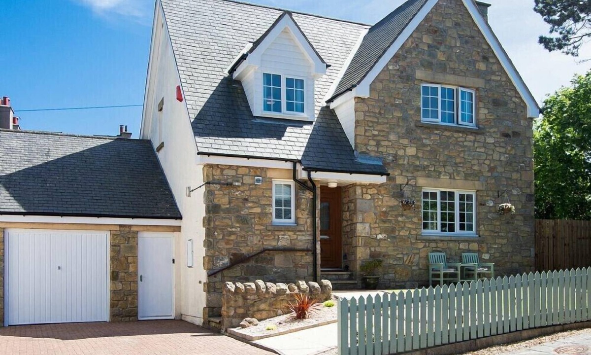 Bamburgh Cottage | CASTLEWOOD, pet friendly, country holiday cottage in Bamburgh