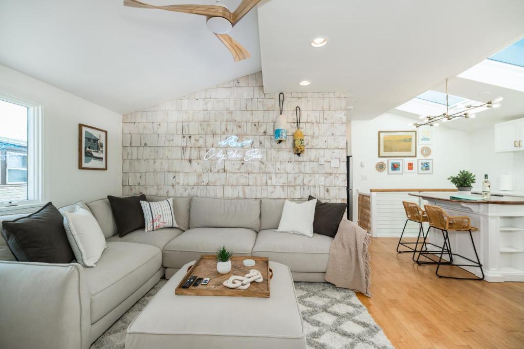 Gloucester Apartment | CbytheSea - Ocean View Penthouse