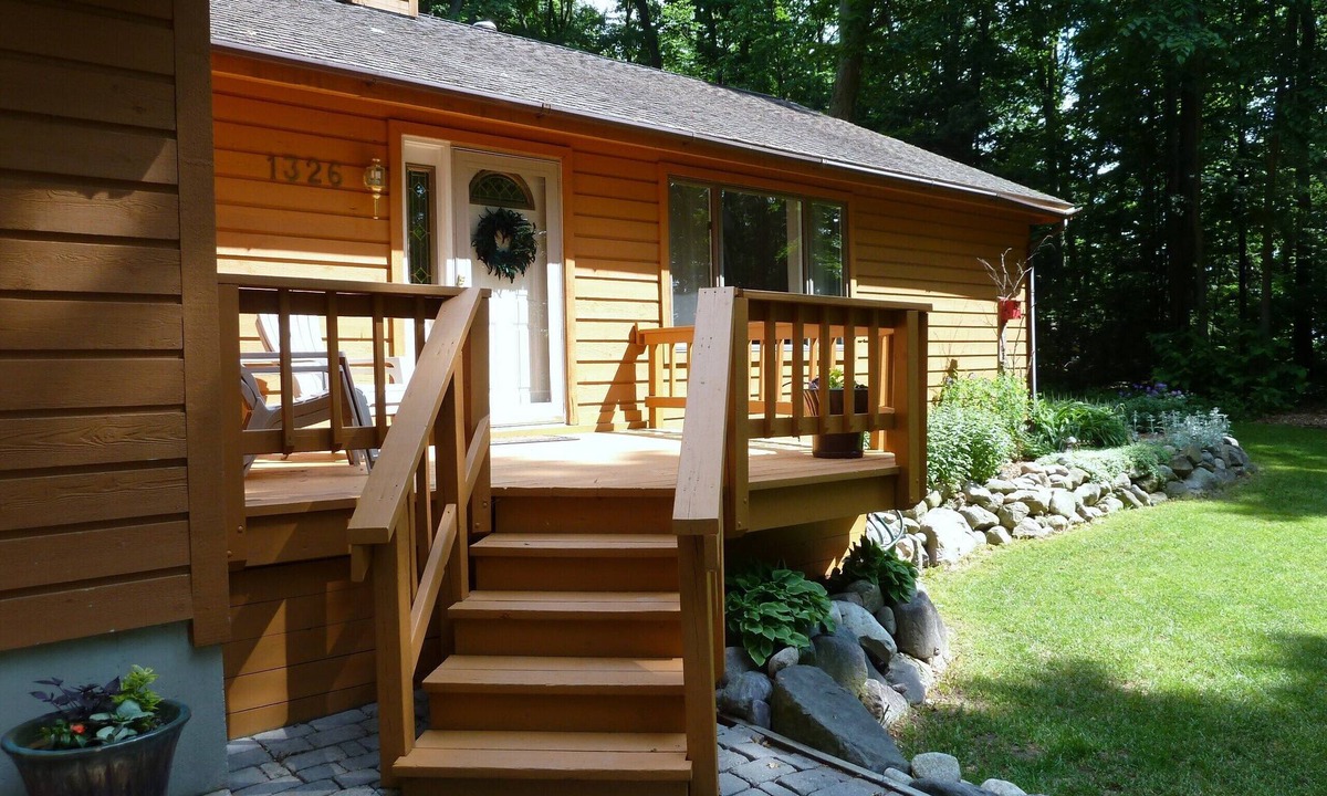 Traverse City House | Central Location! Relax at this Restful Retreat 10-15 from Downtown