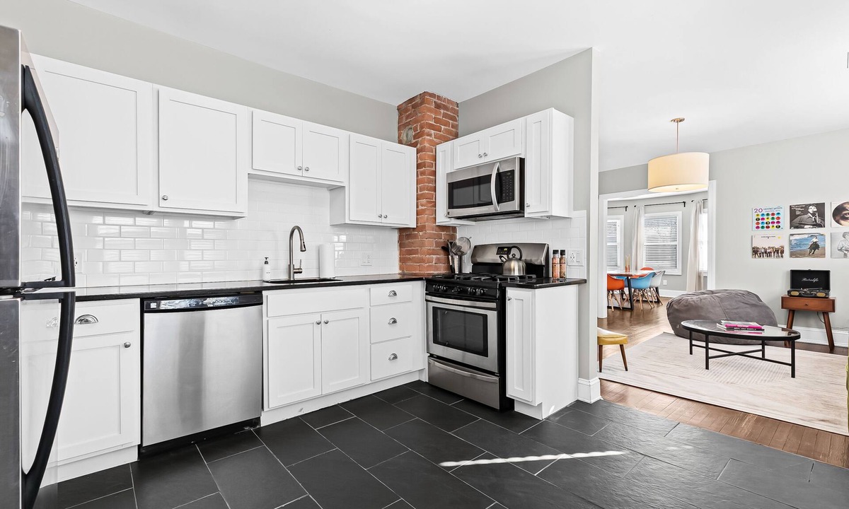 Detroit House | Centrally Located, Spacious and Stylish! Parking!