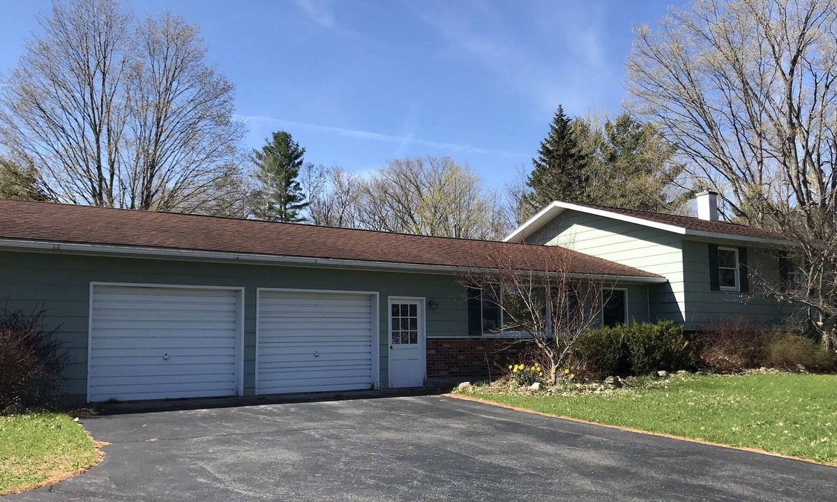 Williamsburg House | Centrally located 3 bedroom house with attached garage