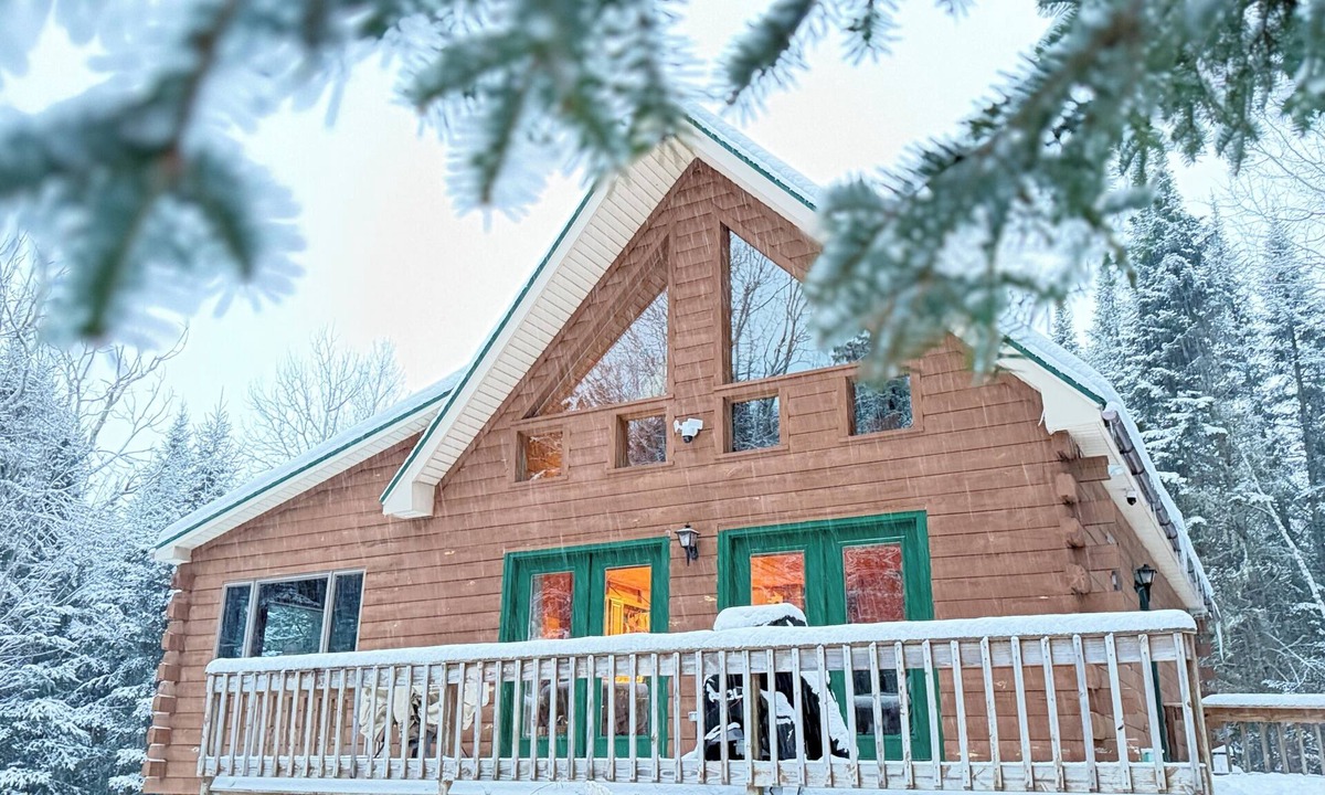 Rangeley Ski Chalet | Chalet with Sauna, Lake & Snowmobile Access