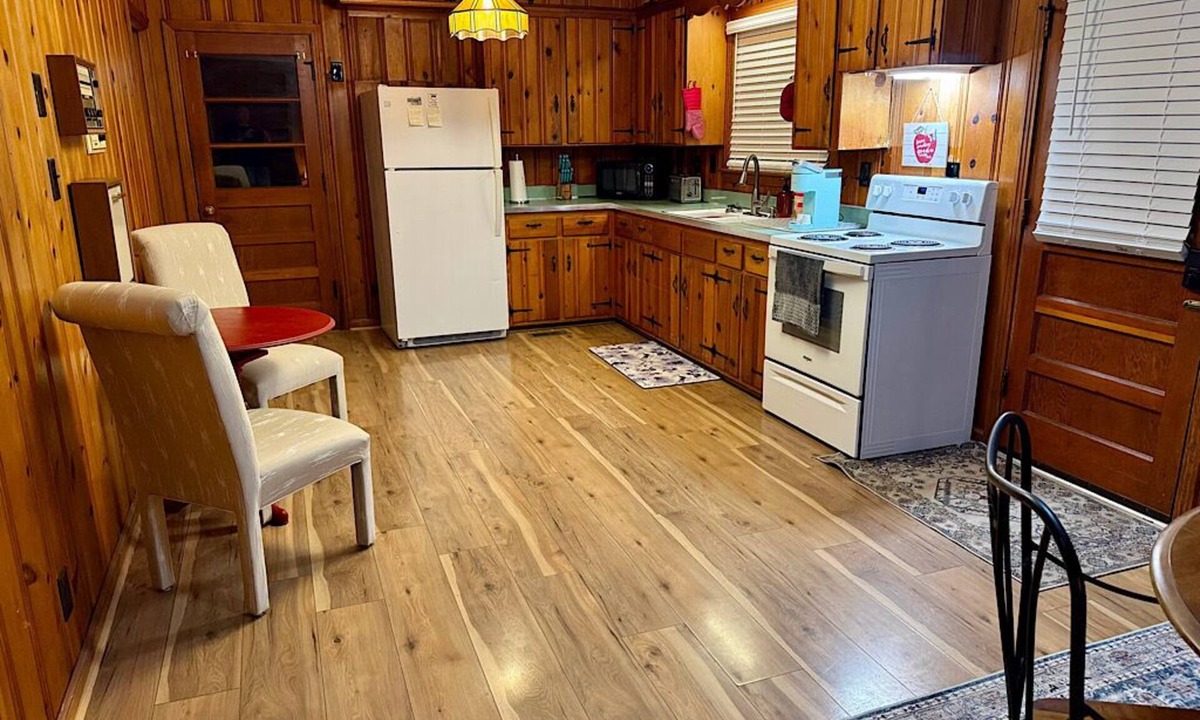 Clarksville House | Charlotte's Cottage - Charming 3-bedroom in Clarksville