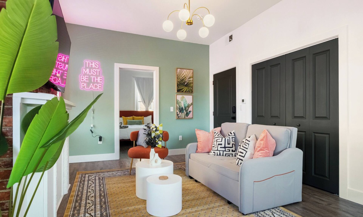 Bluff Apartment | Charming 1-Bedroom Apartment in Lovely Pittsburgh With AC