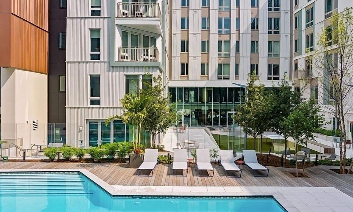 East Cambridge Apartment | Charming 2-bedroom apartment with pool and fitness room WiFi in lovely Cambridge