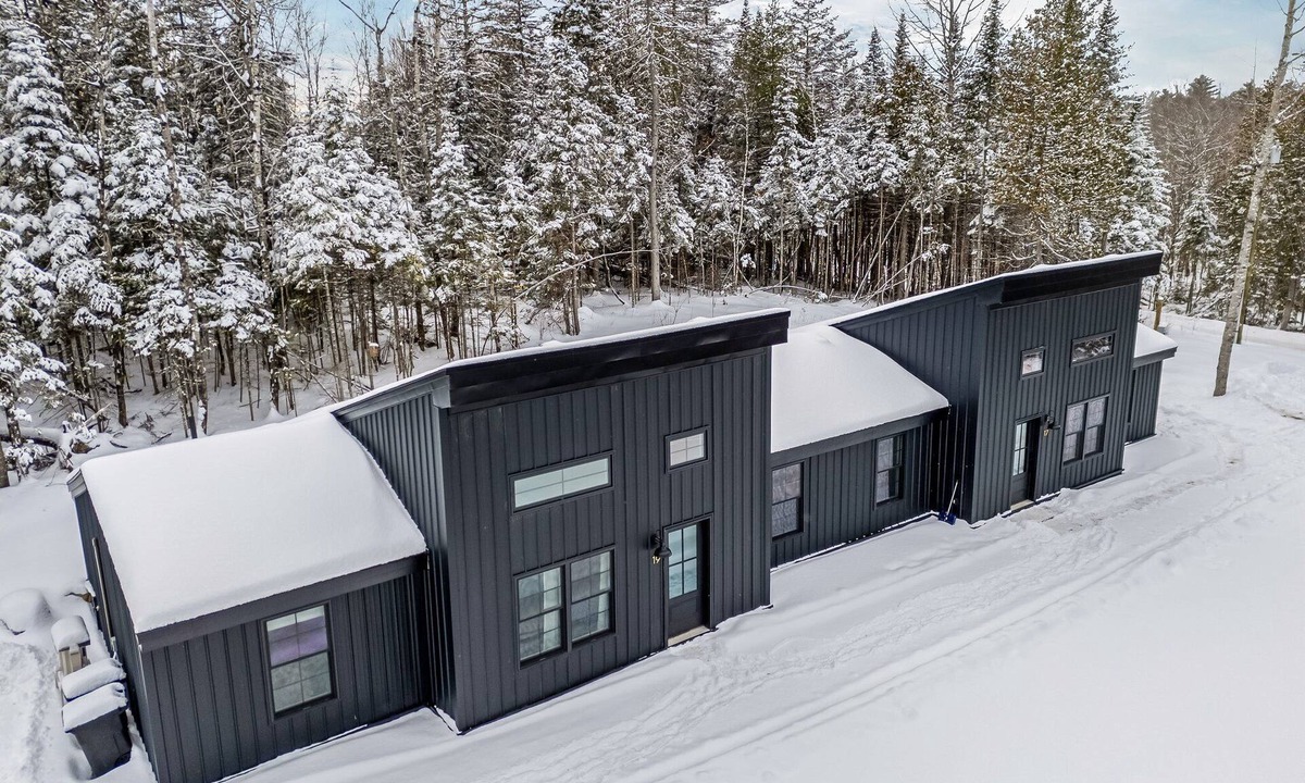 Glenburn Ski Chalet | Charming 2-bedroom chalet with jacuzzi WiFi and AC in Glenburn