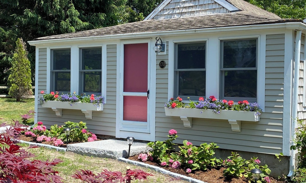 East Orleans Cottage | Charming 2-bedroom cottage in wonderful Barley Neck area of Orleans with WiFi AC
