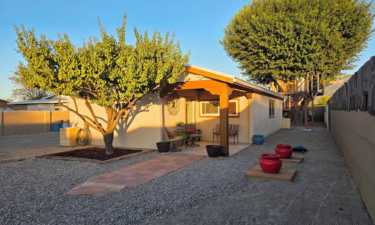 Bernalillo House | Charming 2-bedroom farmhouse between Albuquerque and Santa Fe.