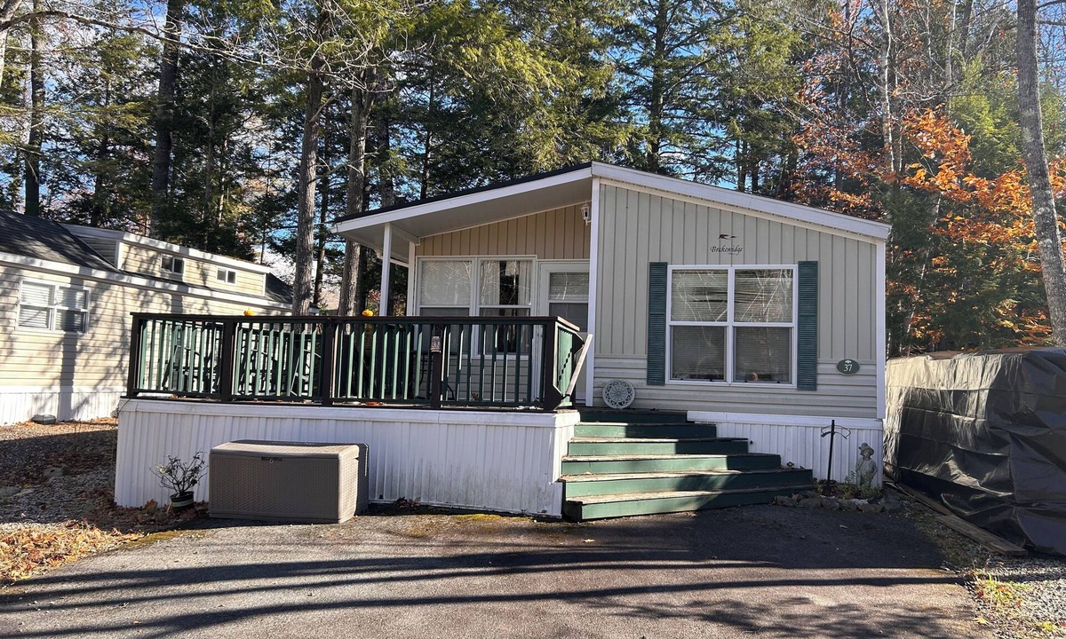 South Casco Resort | Charming 2-bedroom home in Point Sebago Resort located at 37 Purple Road -