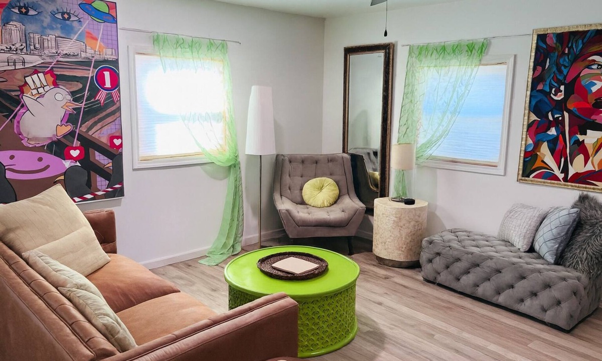 Columbus House | Charming 3 Bedroom, Newly Renovated Home Near the Columbus Airport. Full Gym.