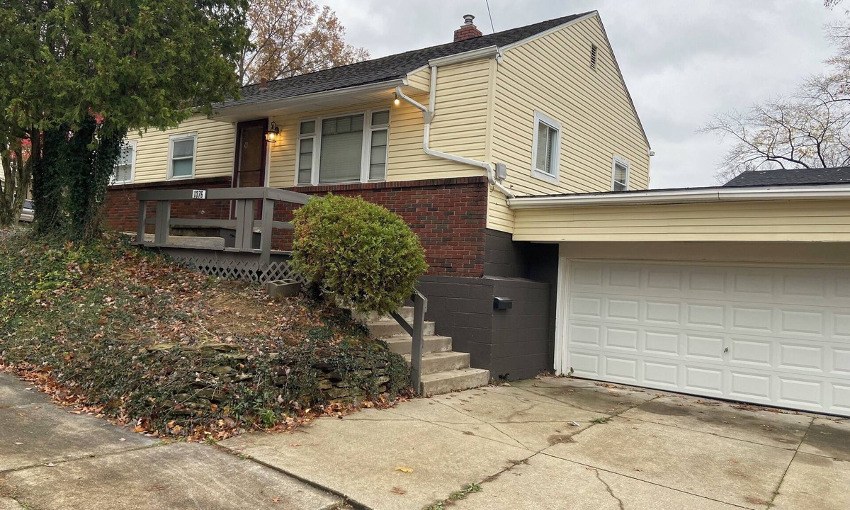 Akron House | Charming 3-bedroom, newly renovated modern decor home in Akron,Goodyear Heights