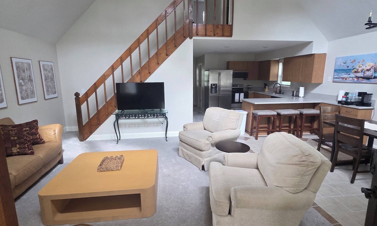Warsaw House | Charming 3-bedroom plus extra beds in the basement living room in lovely Warsaw