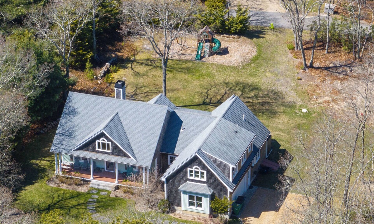 Tisbury House | Charming 4-bedroom family home with WiFi and AC in Vineyard Haven.