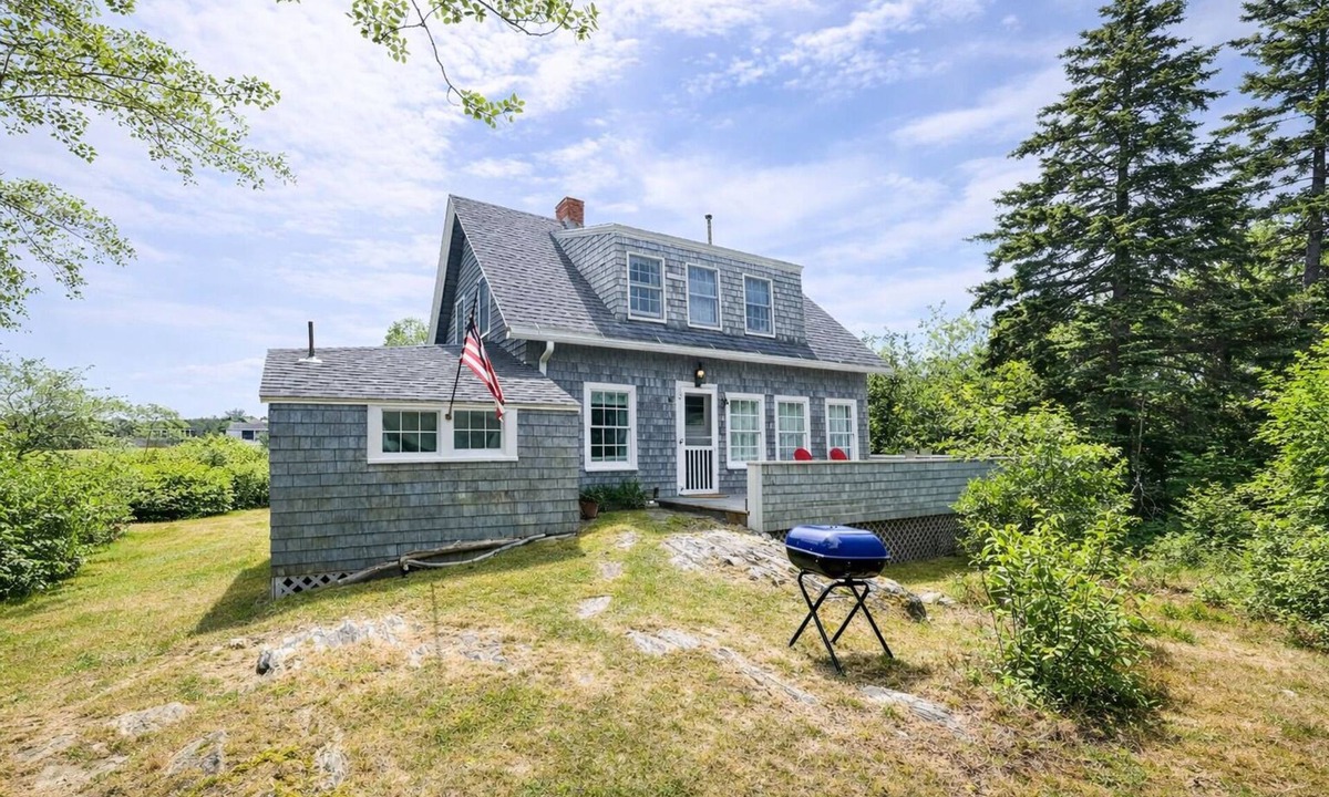 Bailey Island Cottage | Charming 4 bedroom Classic Maine Cottage located near the giant stairs.