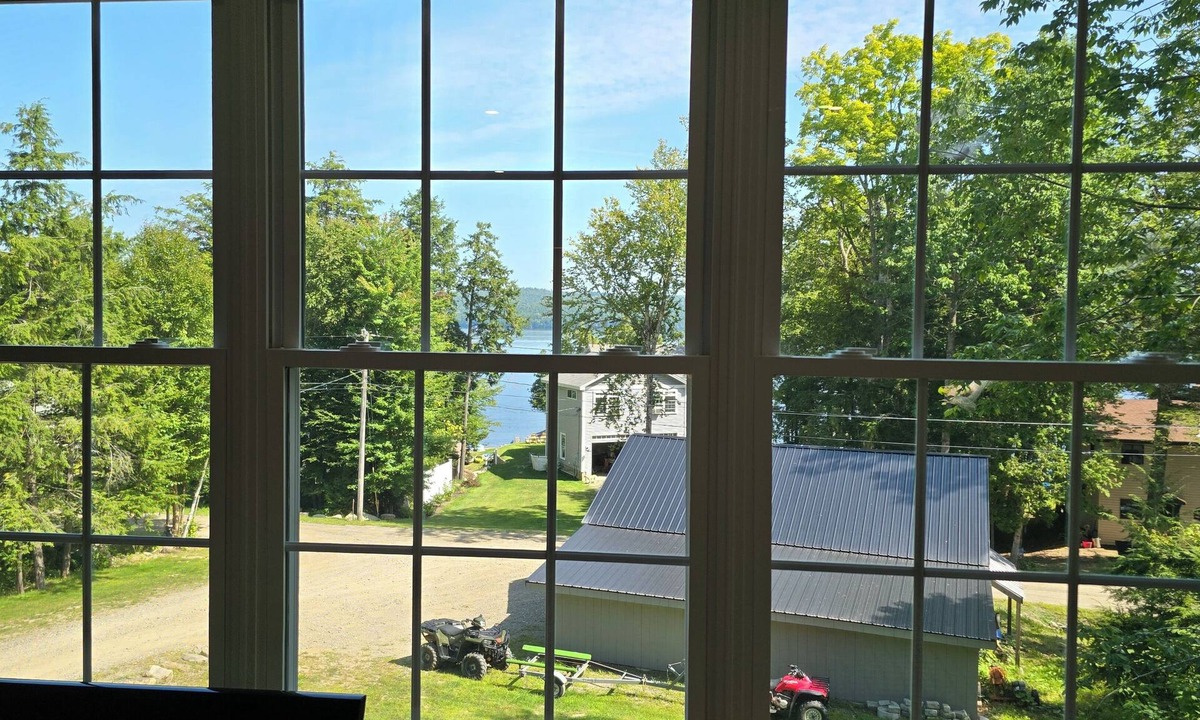 Lowell Apartment | Charming apartment with 1 bedroom and AC, WiFi in Enfield. Lake views!