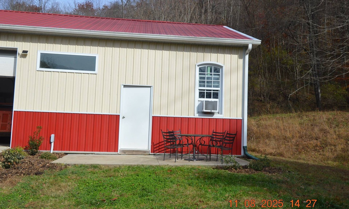 Industrial House | Charming barn with 1 bedroom and AC, fitness room in lovely Salem