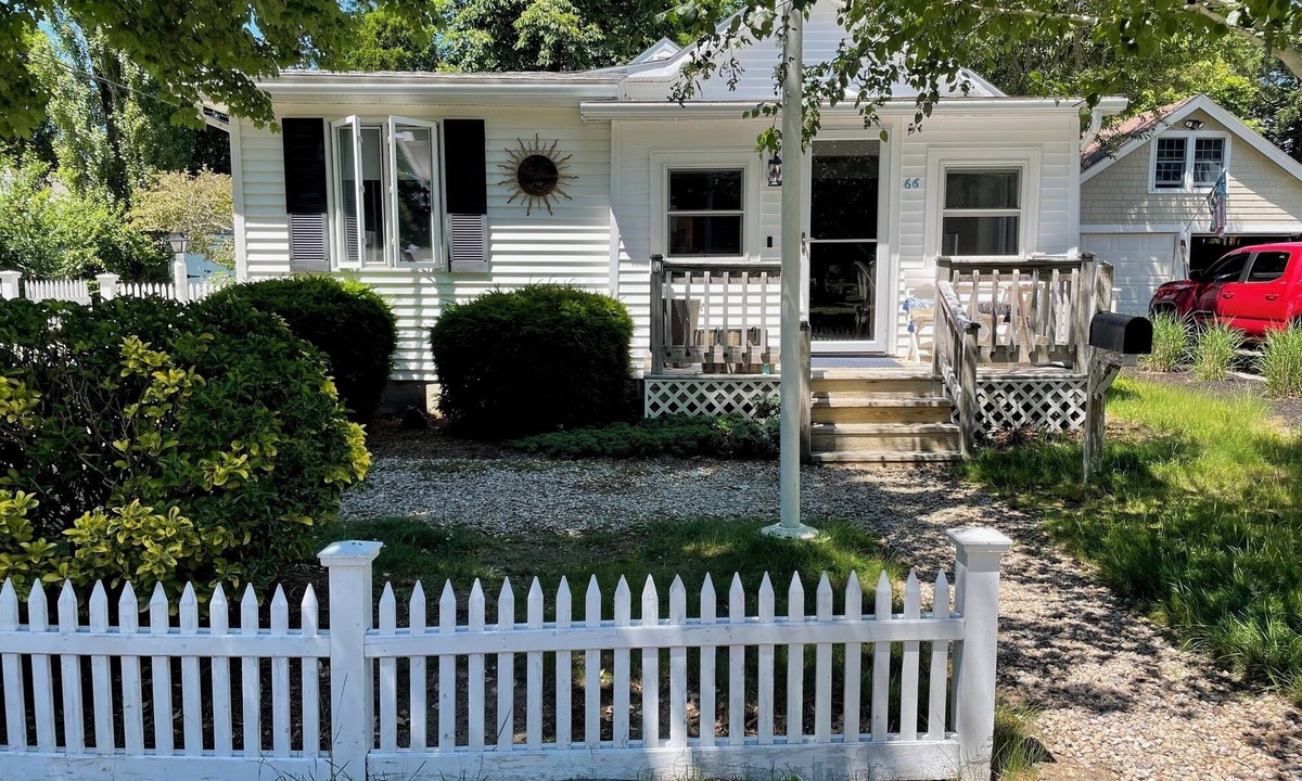 Mara Vista House | Charming Cape Cod Home w/Gorgeous Water Views
