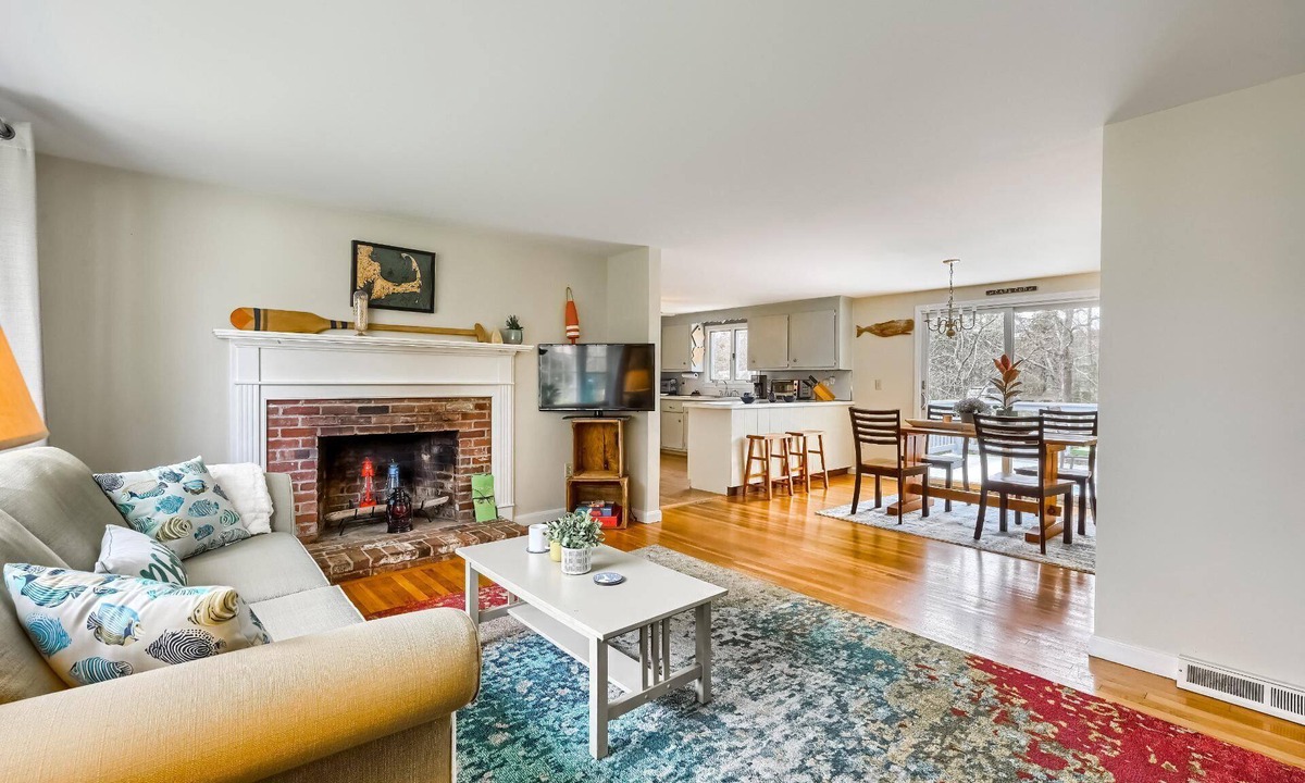 East Harwich House | Charming Cape Cod home, central to everything! Pet-friendly!