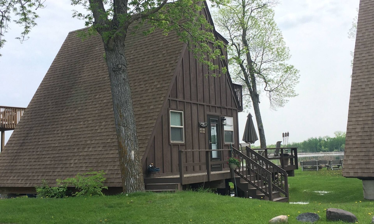 South Haven Cabin | Charming Clean Cabin w/Shared Pool & Incredible Lake Views!