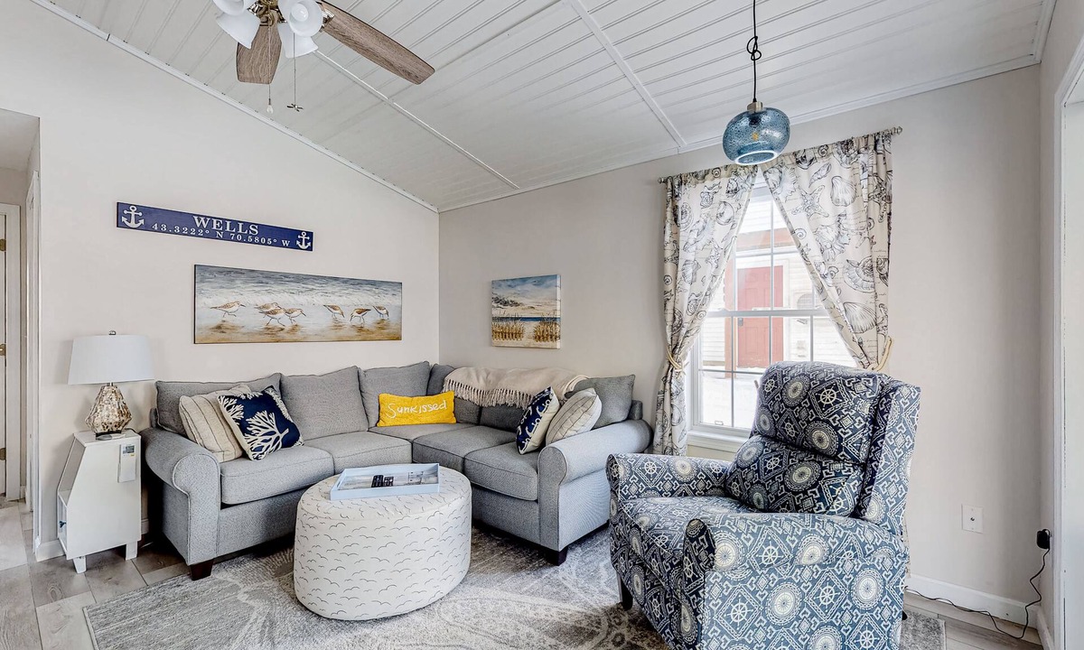Wells Cottage | Charming coastal cottage with free WiFi, screened porch, shared pool & hot tub