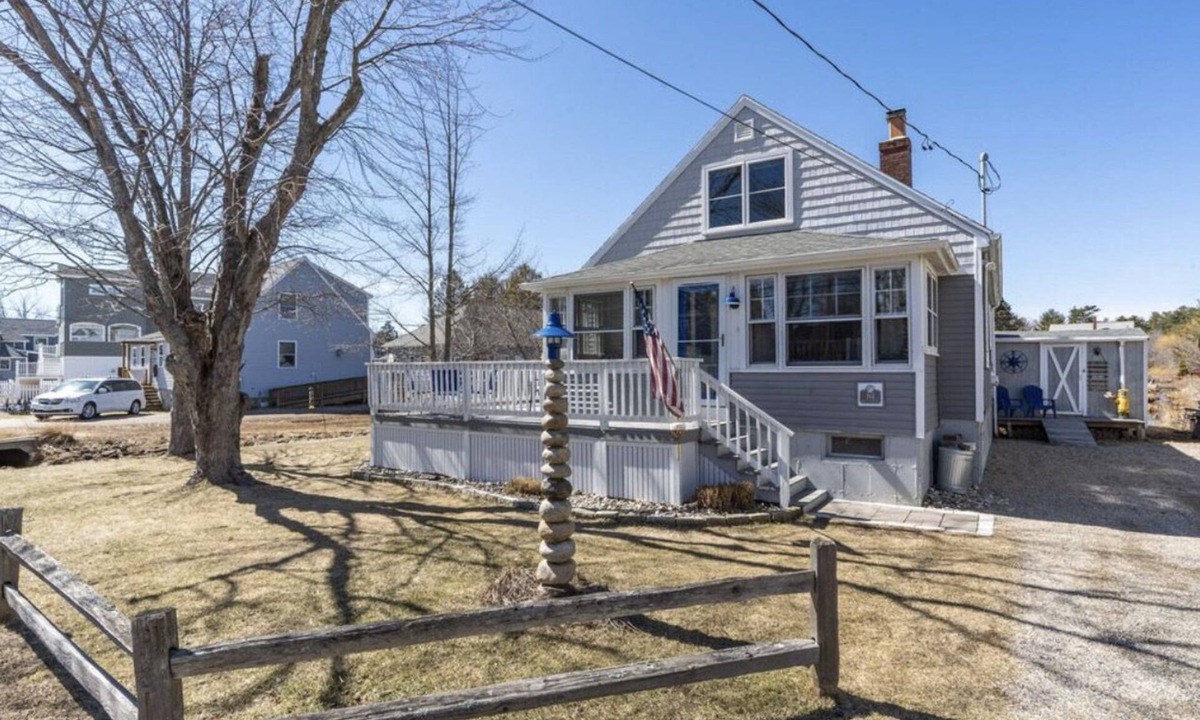 Ocean Park Cottage | Charming cottage only 3 min walk to beach!