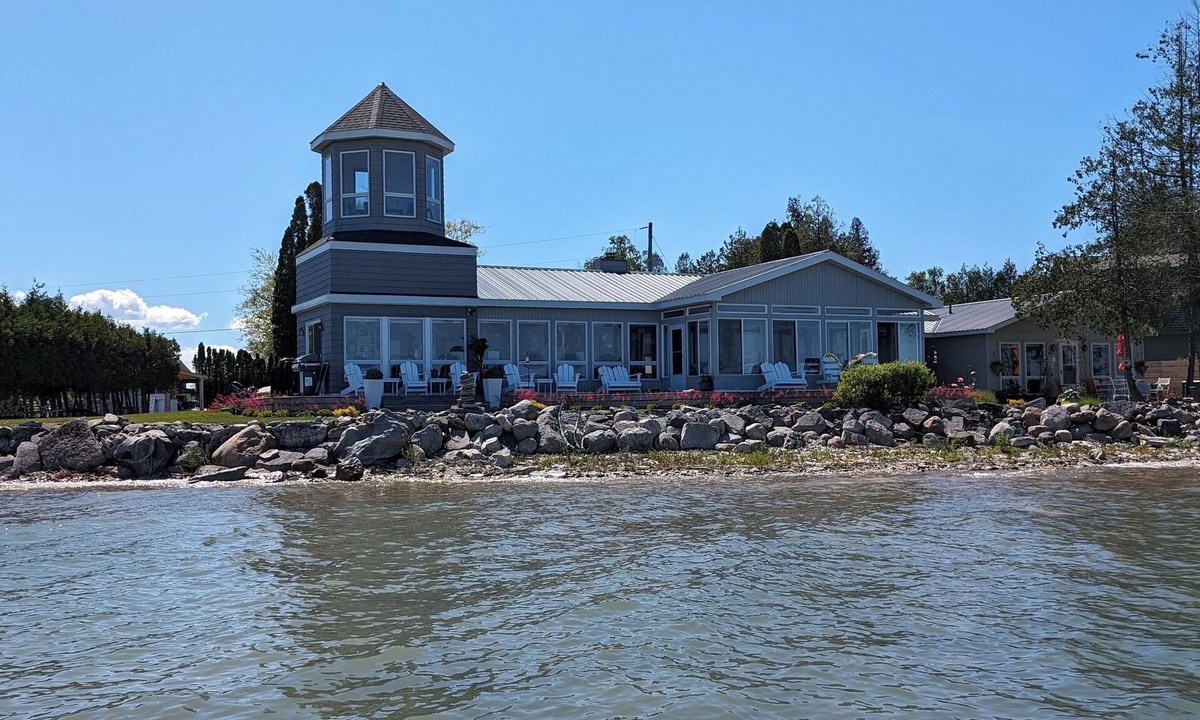 De Tour Village Cottage | Charming cottage with amazing views St Mary's River in De TourVillage