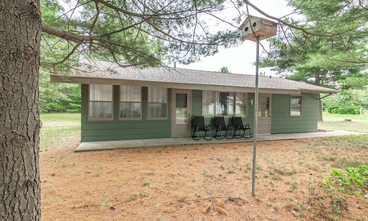 Arkdale House | CHARMING COTTAGE STEPS FROM CASTLE ROCK LAKE - PET FRIENDLY