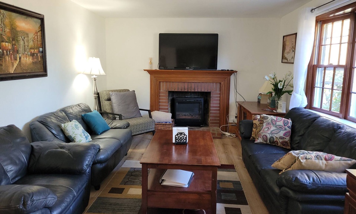 East Granby House | Charming East Granby house with AC and WiFi 3 minutes to Bradley Airport